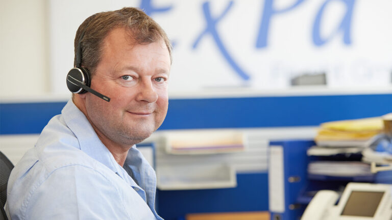 Mitarbeiter von Expa Frucht am PC mit Headset